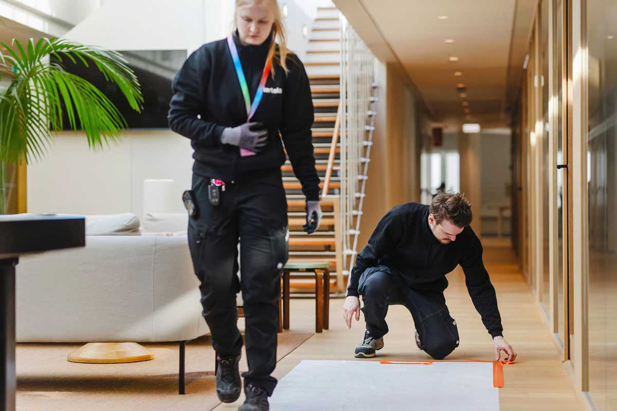 Kontorets inredning färdigställs.