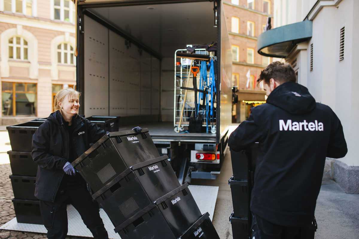 Flyttpersonalen packar upp flyttlådor.