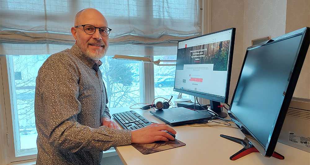 Digian työntekijä etätyöpisteellään