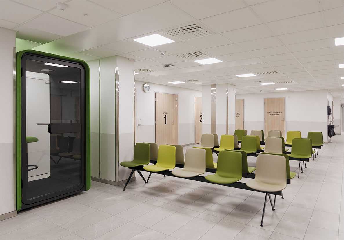 PodBooth phone booth and Sola beam chairs in the waiting hall of the North Karelia Central Hospital