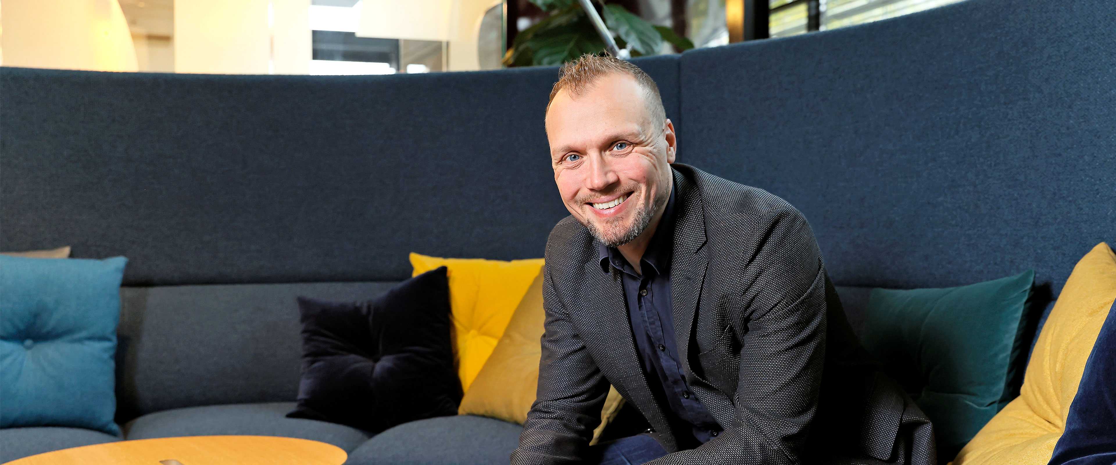 Martelan toimitusjohtaja Artti Aurasmaa istuu sohvalla