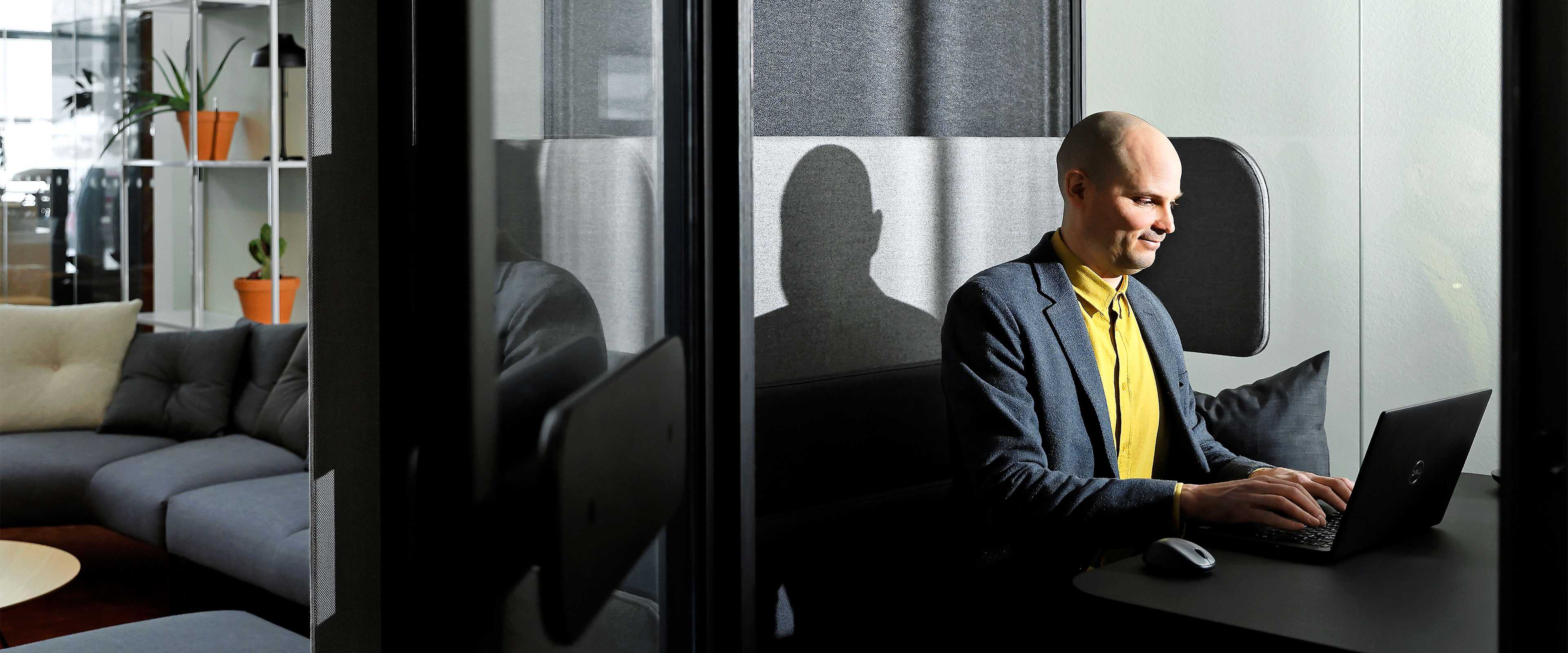 Eerikki työskentelemässä PodBooth Meetingissä