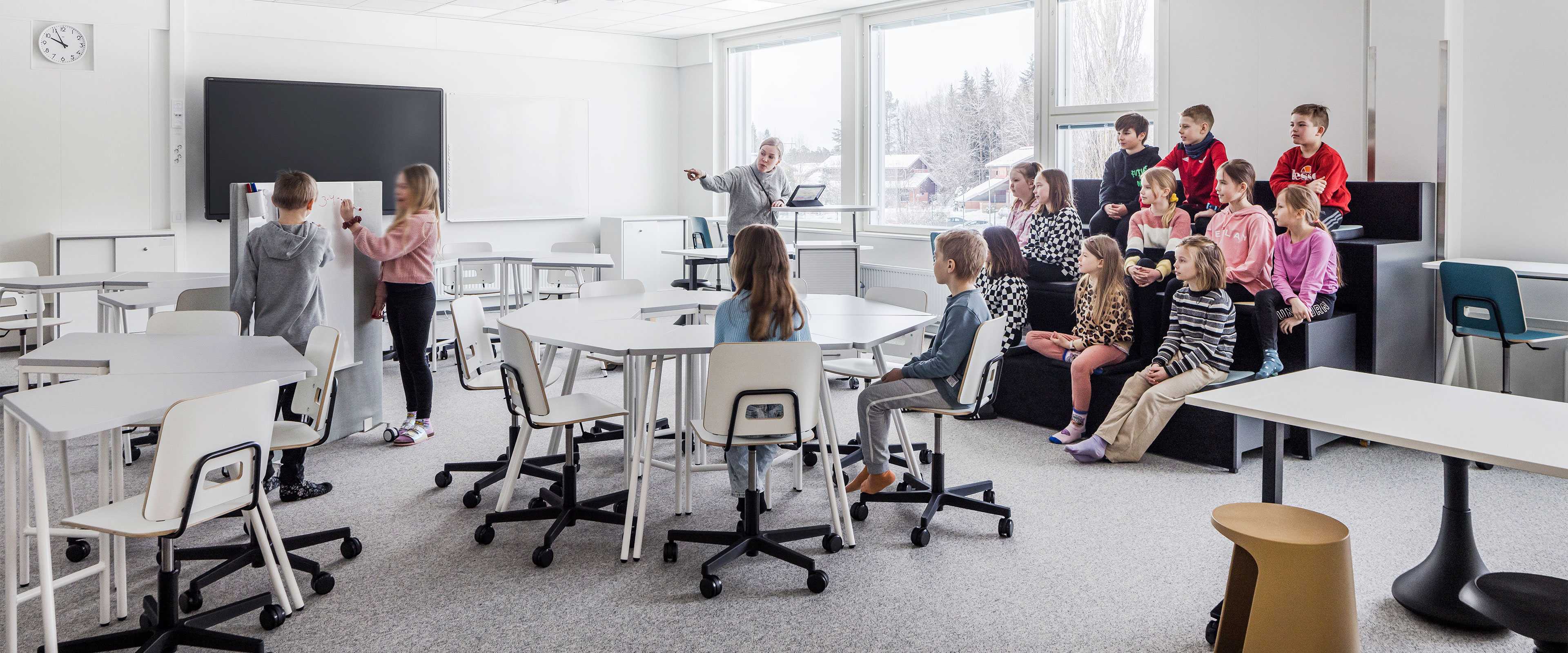 Studenter som studerar i klassrummet